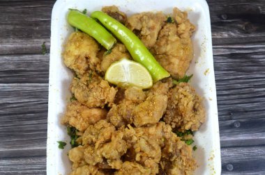 İnek eti beyni un ile kaplı ve çırpılmış yumurta karışımına batırılmış ve kızgın yağda kızartılmış, maydanozda kızarmış beyin parçaları, yeşil biber ve limonla kaplanmış, genellikle ekmek kırıntılarıyla kaplanmış.