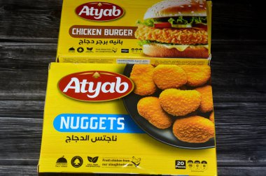 Kahire, Mısır, 3 Kasım 2025: Atyab tavuk burgerleri ve nugget, yüksek kalitede tavuktan yapılan, aperatif veya hızlı yemek kadar popüler bir ön pişmiş tavuk külçesidir.