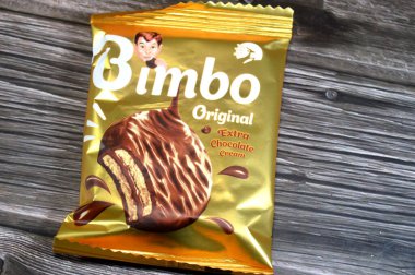 Kahire, Mısır, 29 Ekim 2025: Ekstra çikolatalı bisküvi, lezzetli ve lezzetli bisküviler ve kremalı çikolatayla birlikte gelen orjinal sürtük. Corona CO tarafından yüksek kaliteli malzemelerle yapıldı.