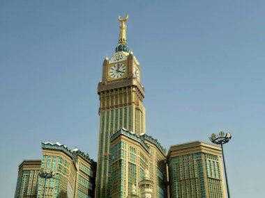 Mekke, Suudi Arabistan, 9 Haziran 2024: Kabe yakınlarındaki Saat Kuleleri, Mekke 'deki yedi gökdelen oteline ait bir devlet kompleksi, hacılara yardım amaçlı Kral AbdulAziz Bağış Projesi kapsamında yer alıyor.