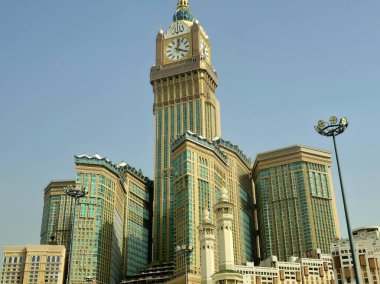 Mekke, Suudi Arabistan, 9 Haziran 2024: Kabe yakınlarındaki Saat Kuleleri, Mekke 'deki yedi gökdelen oteline ait bir devlet kompleksi, hacılara yardım amaçlı Kral AbdulAziz Bağış Projesi kapsamında yer alıyor.