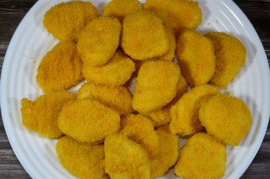 Tavuk nugget, ısırık büyüklüğünde kızarmış ya da haşlanmış tavuk eti ve sonra kızartılmış ya da pişirilmiş, işlenmiş et olarak kabul edilir, çünkü tavuk genellikle zemin ya da mekanik olarak ayrılmıştır.