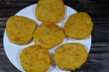 Tavuk burgeri, geleneksel sığır etli burgerlere göre popüler ve lezzetli bir alternatif, çeşitli malzemeler ve baharatlarla sunulan bir çöreğin içinde pişmiş tavuk köftesi.