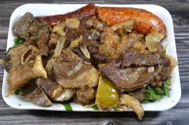 Karışık et ve sakatat tabağı, Mısır Meshakel tabağı, farklı pişmiş et ve iç organlar, karaciğer, kalp, et, dalak, akciğer, bağırsak sosisi, mide, Kofta ve diğer iç organlar.