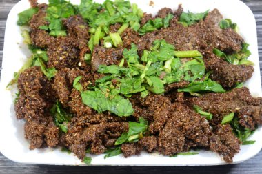 Arap usulü kızarmış sığır ciğeri dilimleri, buğday kebabıyla kaplanmış sığır ciğeri (Kebda Bel Rada), yani kızarmış kepek ciğeri, maydanozla servis edilen, demir ve minerallerle besleyici bir yemek.