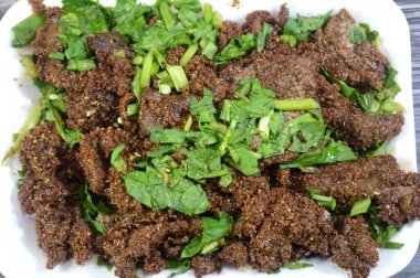 Arap usulü kızarmış sığır ciğeri dilimleri, buğday kebabıyla kaplanmış sığır ciğeri (Kebda Bel Rada), yani kızarmış kepek ciğeri, maydanozla servis edilen, demir ve minerallerle besleyici bir yemek.