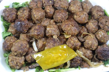 Orta Doğu, Güney Asya ve Balkan da dahil olmak üzere pek çok mutfakta popüler olan ve köfte veya köfte şeklinde pişirilmiş kofta, genellikle ızgara, kızarmış veya fırında pişiriliyor.