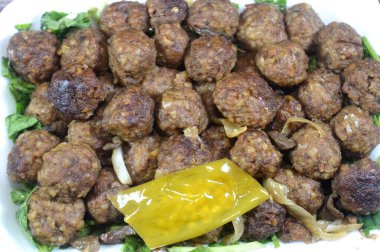 Orta Doğu, Güney Asya ve Balkan da dahil olmak üzere pek çok mutfakta popüler olan ve köfte veya köfte şeklinde pişirilmiş kofta, genellikle ızgara, kızarmış veya fırında pişiriliyor.
