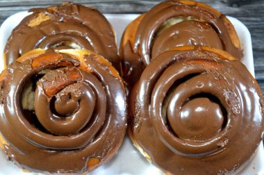 Çikolatalı tarçınlı dürüm, rulo hamurdan yapılmış tarçın ve şeker karışımından yapılmış bir tatlı rulo pasta. Sonra çikolata jöleli ya da kremalı, Kuzey Avrupa ve Amerika 'da popüler.