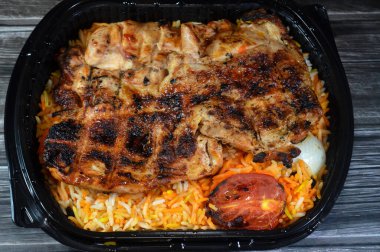 Musahab tavuğu, Mesahab kemiksiz ızgara, limon, baharat ve kimyon gibi baharatlarla marine edilmiş tavuk, sonra da domates ve soğan dilimleriyle kızartılıp renkli Basmati pilavıyla servis ediliyor.