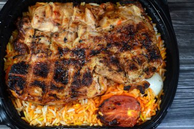 Musahab tavuğu, Mesahab kemiksiz ızgara, limon, baharat ve kimyon gibi baharatlarla marine edilmiş tavuk, sonra da domates ve soğan dilimleriyle kızartılıp renkli Basmati pilavıyla servis ediliyor.