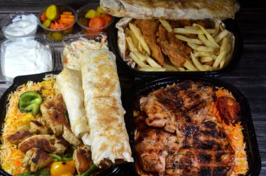 Musahab tavuğu, mezahasız ızgara, marine edilmiş tavuk, Shish Taouk Tawook, kızarmış tavuk fileto, patates kızartması, Basmati pilavı, yassı ekmek, lahana salatası, domates sosu ve turşu.