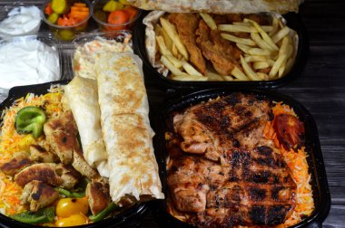 Musahab tavuğu, mezahasız ızgara, marine edilmiş tavuk, Shish Taouk Tawook, kızarmış tavuk fileto, patates kızartması, Basmati pilavı, yassı ekmek, lahana salatası, domates sosu ve turşu.