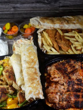 Musahab tavuğu, mezahasız ızgara, marine edilmiş tavuk, Shish Taouk Tawook, kızarmış tavuk fileto, patates kızartması, Basmati pilavı, yassı ekmek, lahana salatası, domates sosu ve turşu.