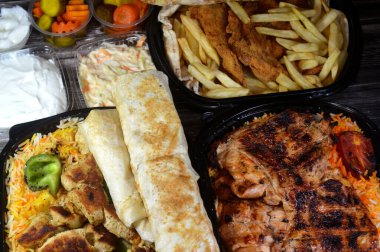 Musahab tavuğu, mezahasız ızgara, marine edilmiş tavuk, Shish Taouk Tawook, kızarmış tavuk fileto, patates kızartması, Basmati pilavı, yassı ekmek, lahana salatası, domates sosu ve turşu.