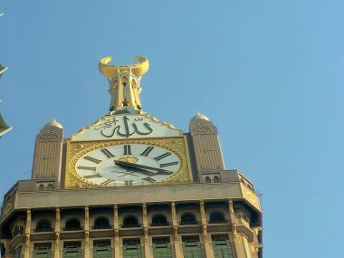 Mekke, Suudi Arabistan, 6 Haziran 2024: Kaaba yakınlarındaki Saat Kuleleri, Mekke 'deki yedi gökdelen oteline ait bir devlet kompleksi, hacılara yardım amaçlı Kral AbdulAziz Bağış Projesi' nin bir parçası.