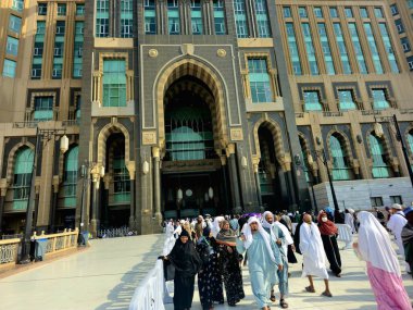 Mekke, Suudi Arabistan, 6 Haziran 2024: Kaaba yakınlarındaki Saat Kuleleri, Mekke 'deki yedi gökdelen oteline ait bir devlet kompleksi, hacılara yardım amaçlı Kral AbdulAziz Bağış Projesi' nin bir parçası.