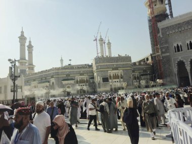 Mekke, Suudi Arabistan, 6 Haziran 2024: Mekke 'nin Mekke şehrini çevreleyen, Mekke şehrinin büyük kutsal camiinin avlusundaki hacılar, Mekke' deki birçok Müslüman,