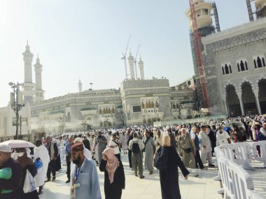 Mekke, Suudi Arabistan, 6 Haziran 2024: Mekke 'nin Mekke şehrini çevreleyen, Mekke şehrinin büyük kutsal camiinin avlusundaki hacılar, Mekke' deki birçok Müslüman,
