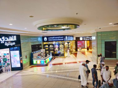 Mekke, Suudi Arabistan, 6 Haziran 2024: Saat Kuleleri 'nin içinde, Mekke' deki yedi gökdelen oteline ait bir devlet kompleksi, hacılara yardım amaçlı Kral AbdulAziz Bağış Projesi 'nin bir parçası.