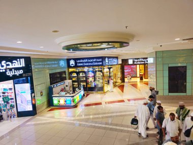 Mekke, Suudi Arabistan, 6 Haziran 2024: Saat Kuleleri 'nin içinde, Mekke' deki yedi gökdelen oteline ait bir devlet kompleksi, hacılara yardım amaçlı Kral AbdulAziz Bağış Projesi 'nin bir parçası.