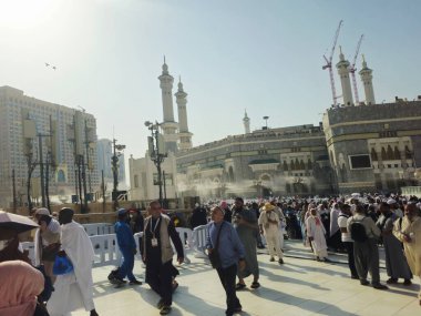 Mekke, Suudi Arabistan, 6 Haziran 2024: Mekke 'nin Mekke şehrini çevreleyen, Mekke şehrinin büyük kutsal camiinin avlusundaki hacılar, Mekke' deki birçok Müslüman,