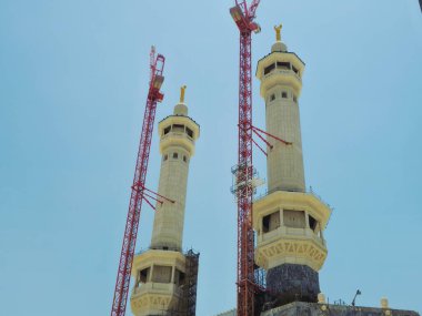 Mekke, Suudi Arabistan, 7 Haziran 2024: Büyük Kutsal Makkah Camii 'nin minareleri, İslam' ın en önemli camii, Mekke 'deki Kabe' nin etrafını sarar.