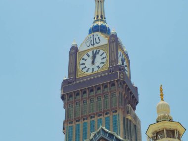 Mekke, Suudi Arabistan, 7 Haziran 2024: Kabe yakınlarındaki Saat Kuleleri, Mekke 'deki yedi gökdelen oteline ait bir devlet kompleksi, hacılara yardım amaçlı Kral AbdulAziz Bağış Projesi' nin bir parçası.
