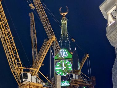 Mekke, Suudi Arabistan, 7 Haziran 2024: Turnalar ve Saat Kuleleri, Mekke 'deki yedi gökdelen oteline ait bir devlet kompleksi, hacılara yardım amaçlı Kral AbdulAziz Bağış Projesi' nin bir parçası.