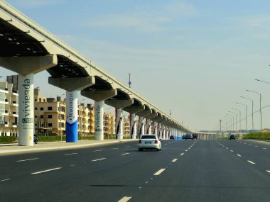 Kahire, Mısır, 8 Kasım 2025: Kahire Rayları, Büyük Kahire bölgesini yeni gelişmelere bağlamak için tasarlanmış elektriksiz, sürücüsüz bir toplu taşıma sistemi