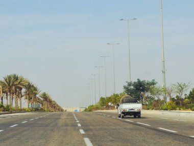 Kahire, Mısır, 8 Kasım 2025: Mısır 'da büyük ölçekli bir kentsel kalkınma projesi olan Yeni İdari Başkent' teki sokaklar ülkenin yeni başkenti olarak hizmet vermeyi amaçlıyor.