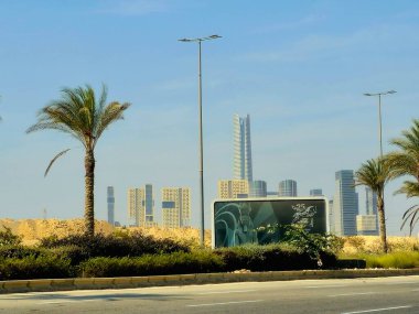 Kahire, Mısır, 8 Kasım 2025: Yeni İdari Başkent 'teki kuleler ve binalar, Mısır' daki büyük ölçekli bir kentsel kalkınma projesi, ülkenin yeni başkenti olarak hizmet vermeyi amaçlıyordu.