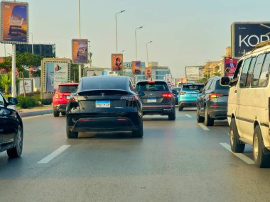 Kahire, Mısır, 11 Kasım 2025: Tesla, Inc. adlı siyah bir Tesla arabası, merkezi Austin, Teksas 'ta bulunan çok uluslu bir otomotiv ve temiz enerji şirketidir.