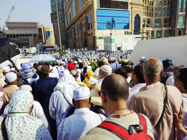 Mekke, Suudi Arabistan, 6 Haziran 2024: Mekke 'nin Mekke şehrini çevreleyen, Mekke şehrinin büyük kutsal camiinin avlusundaki hacılar, Mekke' deki birçok Müslüman,