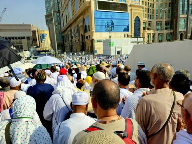 Mekke, Suudi Arabistan, 6 Haziran 2024: Mekke 'nin Mekke şehrini çevreleyen, Mekke şehrinin büyük kutsal camiinin avlusundaki hacılar, Mekke' deki birçok Müslüman,