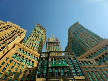 Mekke, Suudi Arabistan, 6 Haziran 2024: Kaaba yakınlarındaki Saat Kuleleri, Mekke 'deki yedi gökdelen oteline ait bir devlet kompleksi, hacılara yardım amaçlı Kral AbdulAziz Bağış Projesi' nin bir parçası.