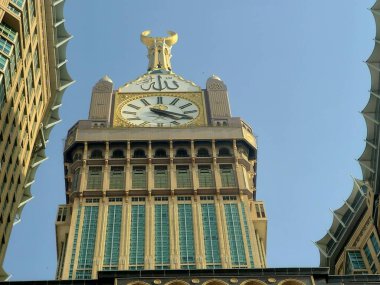 Mekke, Suudi Arabistan, 6 Haziran 2024: Kaaba yakınlarındaki Saat Kuleleri, Mekke 'deki yedi gökdelen oteline ait bir devlet kompleksi, hacılara yardım amaçlı Kral AbdulAziz Bağış Projesi' nin bir parçası.