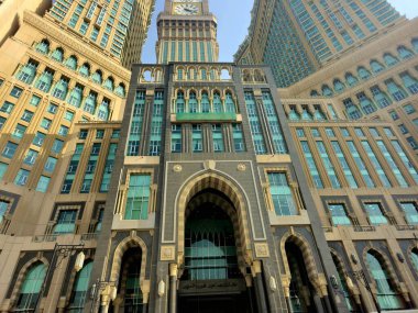 Mekke, Suudi Arabistan, 6 Haziran 2024: Kaaba yakınlarındaki Saat Kuleleri, Mekke 'deki yedi gökdelen oteline ait bir devlet kompleksi, hacılara yardım amaçlı Kral AbdulAziz Bağış Projesi' nin bir parçası.