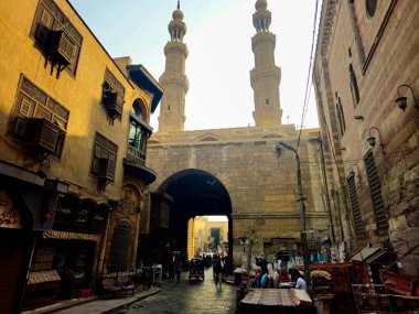 Kahire, Mısır, 22 Kasım 2025: 1092 yılında Fatimid döneminde inşa edilen Bab Zuweila, Bawabat el-Mitwali kapısı, daha sonra Sultan el-Muayyad 'ın bitişik camiinin iki minare kulesi eklendi.