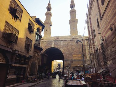 Kahire, Mısır, 22 Kasım 2025: 1092 yılında Fatimid döneminde inşa edilen Bab Zuweila, Bawabat el-Mitwali kapısı, daha sonra Sultan el-Muayyad 'ın bitişik camiinin iki minare kulesi eklendi.