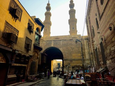 Kahire, Mısır, 22 Kasım 2025: 1092 yılında Fatimid döneminde inşa edilen Bab Zuweila, Bawabat el-Mitwali kapısı, daha sonra Sultan el-Muayyad 'ın bitişik camiinin iki minare kulesi eklendi.