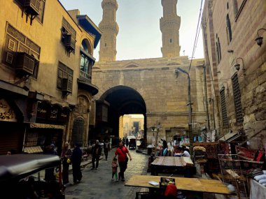 Kahire, Mısır, 22 Kasım 2025: 1092 yılında Fatimid döneminde inşa edilen Bab Zuweila, Bawabat el-Mitwali kapısı, daha sonra Sultan el-Muayyad 'ın bitişik camiinin iki minare kulesi eklendi.