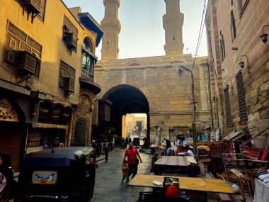 Kahire, Mısır, 22 Kasım 2025: 1092 yılında Fatimid döneminde inşa edilen Bab Zuweila, Bawabat el-Mitwali kapısı, daha sonra Sultan el-Muayyad 'ın bitişik camiinin iki minare kulesi eklendi.