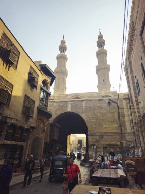 Kahire, Mısır, 22 Kasım 2025: 1092 yılında Fatimid döneminde inşa edilen Bab Zuweila, Bawabat el-Mitwali kapısı, daha sonra Sultan el-Muayyad 'ın bitişik camiinin iki minare kulesi eklendi.