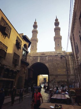 Kahire, Mısır, 22 Kasım 2025: 1092 yılında Fatimid döneminde inşa edilen Bab Zuweila, Bawabat el-Mitwali kapısı, daha sonra Sultan el-Muayyad 'ın bitişik camiinin iki minare kulesi eklendi.