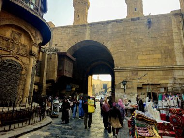 Kahire, Mısır, 22 Kasım 2025: 1092 yılında Fatimid döneminde inşa edilen Bab Zuweila, Bawabat el-Mitwali kapısı, daha sonra Sultan el-Muayyad 'ın bitişik camiinin iki minare kulesi eklendi.