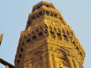 Kahire, Mısır, 22 Kasım 2025: Kahire, Mısır 'da Bab Zuwayla' nın yanına kurulan Kahire 'deki Sultan el-Mu' ayyad Camii 'nin minaresine yakın plan.