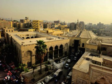 Kahire, Mısır, 22 Kasım 2025: Kahire, Khayamiya Caddesi, Çadır Yapanlar Sokağı, Kahire 'nin İslami bölgesinde tarihi, örtülü bir sokak pazarı olan Souk el Hayamiyah, tekstil zanaatkarları ile ünlü