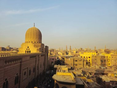 Kahire, Mısır, 22 Kasım 2025: Kahire, Mısır 'da Bab Zuwayla' nın yanına kurulan Kahire 'deki Sultan el-Mu' ayyad Camii 'nin dışı.