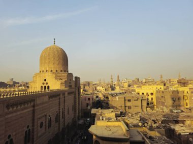 Kahire, Mısır, 22 Kasım 2025: Kahire, Mısır 'da Bab Zuwayla' nın yanına kurulan Kahire 'deki Sultan el-Mu' ayyad Camii 'nin dışı.